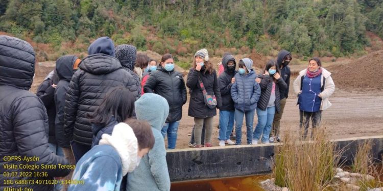 Jóvenes del Colegio Santa Teresa conocen novedoso sistema para tratar aguas residuales en el relleno sanitario de Puerto Aysén.