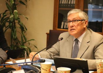 Senador Sandoval respalda propuesta que busca rebajar quórum requerido para modificar la Constitución.