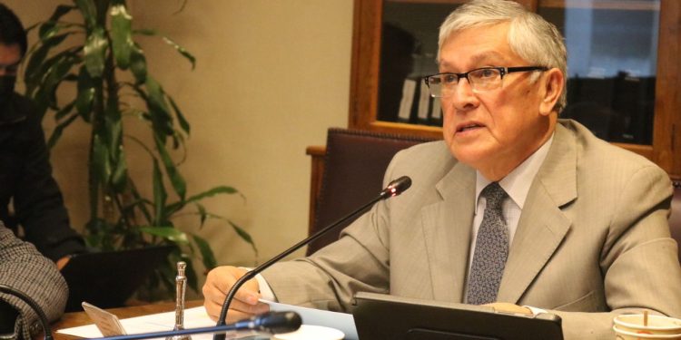 Senador Sandoval respalda propuesta que busca rebajar quórum requerido para modificar la Constitución.
