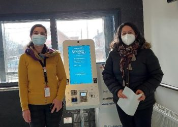 Registro Civil instala moderno tótem de autoatención en el Hospital de Cochrane.