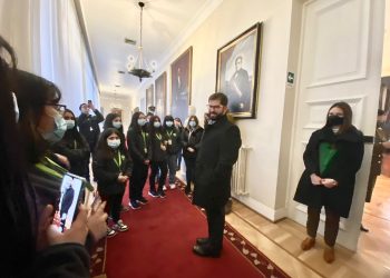 Desde Islas Huichas a La Moneda: Estudiantes se reúnen con presidente de la República y ministro de Educación en el marco de su gira de estudios