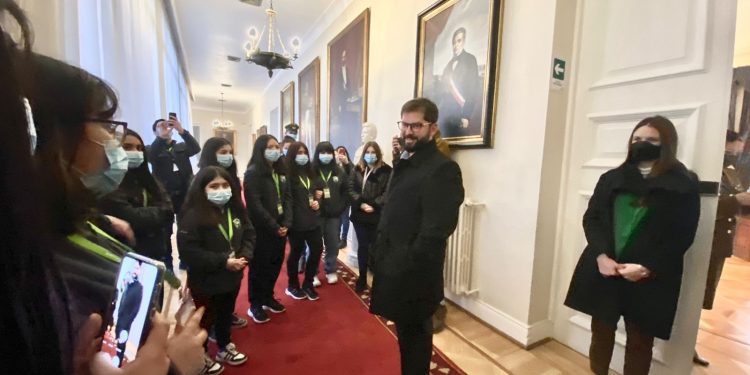 Desde Islas Huichas a La Moneda: Estudiantes se reúnen con presidente de la República y ministro de Educación en el marco de su gira de estudios
