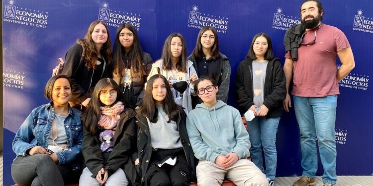 Estudiantes del liceo Raúl Broussain Campino de Puerto Aysén realizaron gira Santiago con el apoyo del DEM comunal y la Universidad de Chile