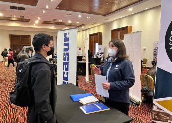 18 empresas participaron de la Feria Laboral organizada por la Municipalidad de Coyhaique, con más de 220 vacantes de trabajo ofrecidas