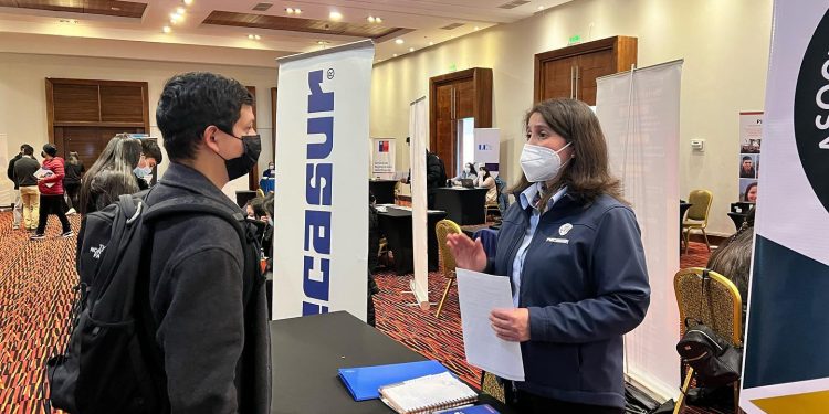 18 empresas participaron de la Feria Laboral organizada por la Municipalidad de Coyhaique, con más de 220 vacantes de trabajo ofrecidas