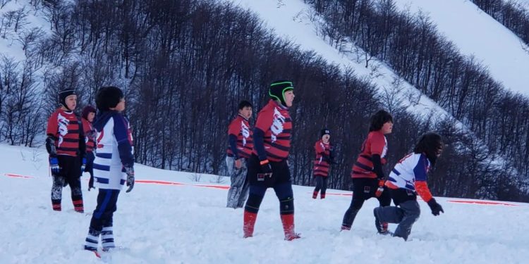 Campeonato de rugby de nieve en la Patagonia contó con la participación entusiasta de jóvenes y niños/as
