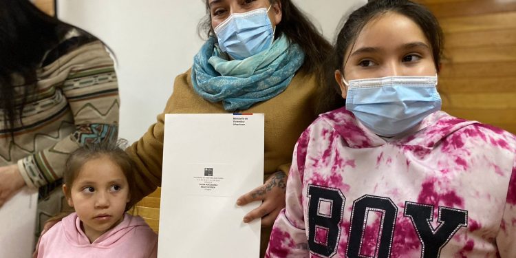 Familias del Comité Lago Ciervo de Villa O’Higgins recibieron las escrituras de sus viviendas