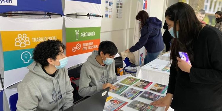 I Feria de Convivencia Escolar realizada por UAysén contó con la participación de diferentes establecimientos educacionales e instituciones afines de la región