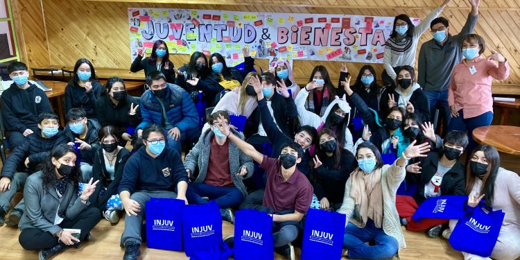 INJUV y SENDA dialogan sobre el impacto del consumo de drogas con jóvenes del Liceo San Felipe Benicio de Coyhaique
