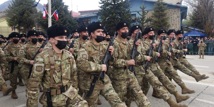Una impecable y solemne parada militar se realizó este 18 de Septiembre en Coyhaique.