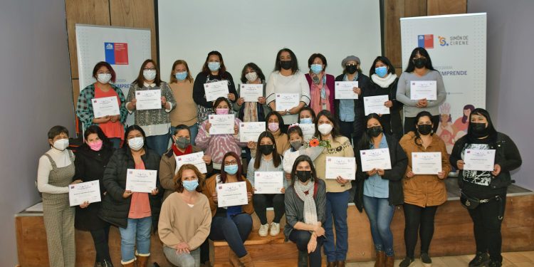 Escuela Mujer Emprende entrega certificación a participantes de encuentro regional organizado por el Sernameg