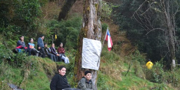 Gracias a proyecto agrupación “Colonial” de Puyuhuapi realiza talleres de futbol y senderismo.