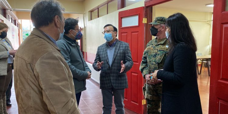 Autoridades constatan preparación de locales para Plebiscito Constitucional.