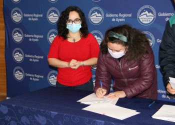 Gobernadora de Aysén firma convenio en apoyo de trabajadores/as del Proyecto de Mejoramiento Urbano