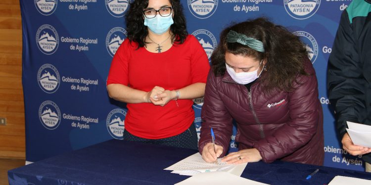 Gobernadora de Aysén firma convenio en apoyo de trabajadores/as del Proyecto de Mejoramiento Urbano