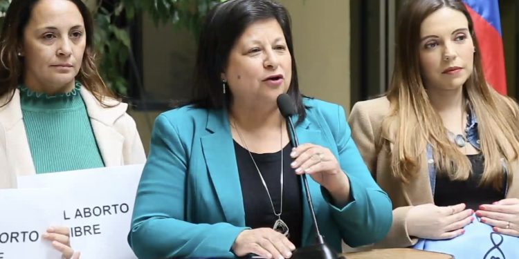 Diputadas RN cuestionan al Gobierno tras polémica por aborto libre y piden priorizar medidas en favor de la mujer.