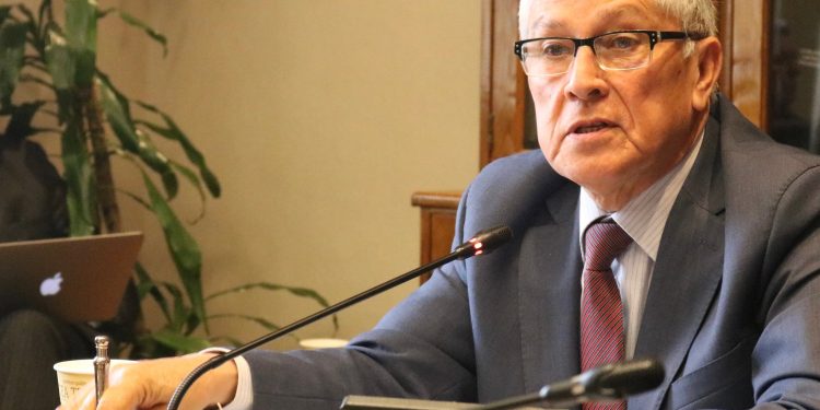 Senador Sandoval pide definiciones de parte del Gobierno en distintas materias durante debate de Presupuesto 2023