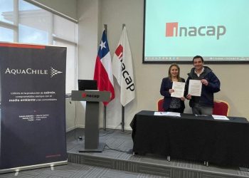 INACAP Sede Coyhaique firma convenio de colaboración con AquaChile.