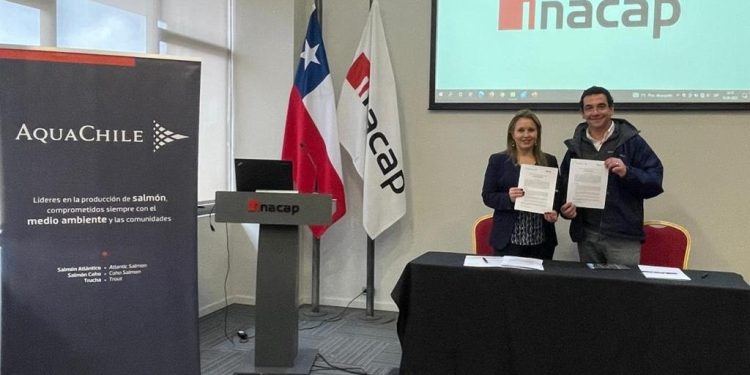 INACAP Sede Coyhaique firma convenio de colaboración con AquaChile.