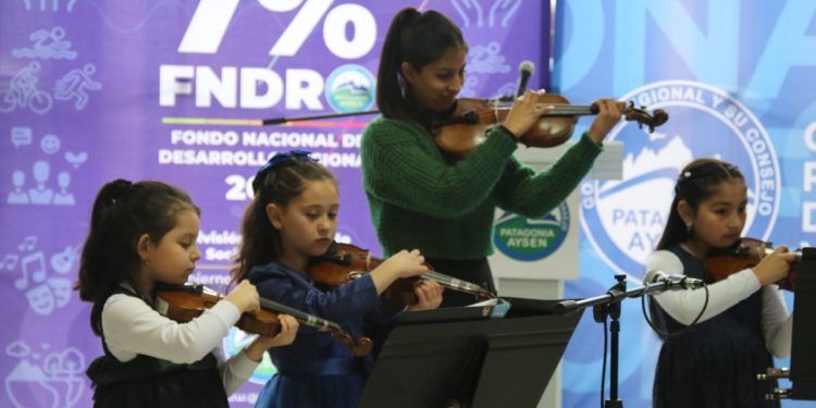 Gobierno Regional firmó convenios con organizaciones de Puerto Aysén que se adjudicaron fondos del 7% FNDR.