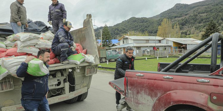 Seremi de Agricultura entrega alimentos e insumos agropecuarios en Bahía Murta, comuna de Río Ibáñez