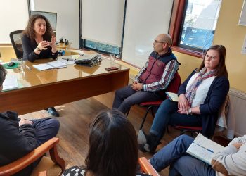 Municipio de Tortel y Seremi de Desarrollo Social se reúnen para destrabar proyecto de construcción del único jardín infantil de la comuna.