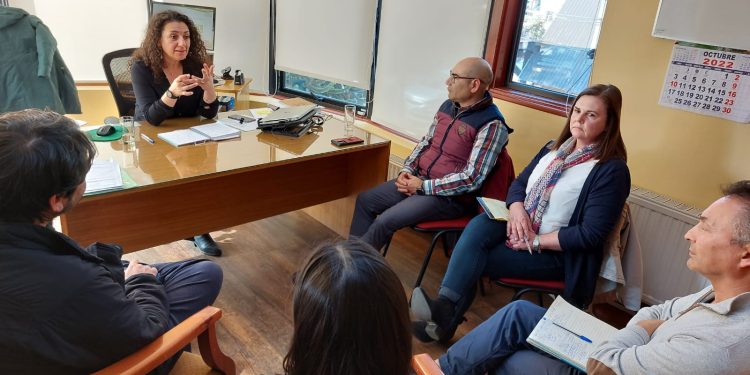 Municipio de Tortel y Seremi de Desarrollo Social se reúnen para destrabar proyecto de construcción del único jardín infantil de la comuna.