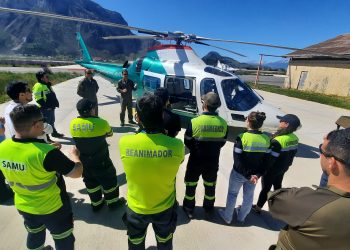 Carabineros de la Sección Aérea Coyhaique capacita al ABC de la emergencia sobre medidas de seguridad en operaciones aéreas