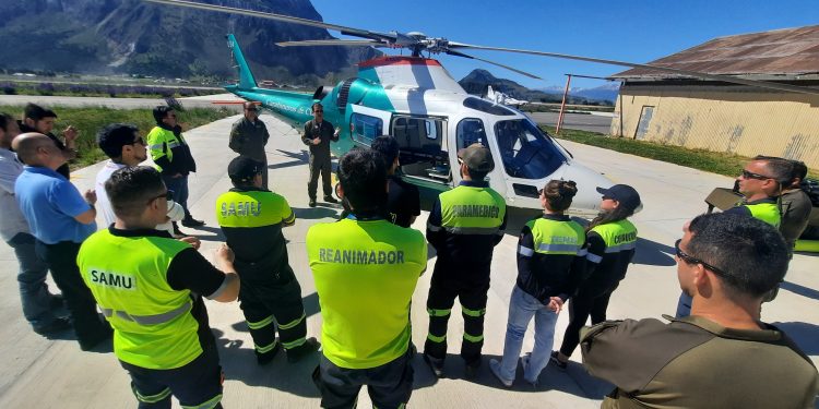 Carabineros de la Sección Aérea Coyhaique capacita al ABC de la emergencia sobre medidas de seguridad en operaciones aéreas