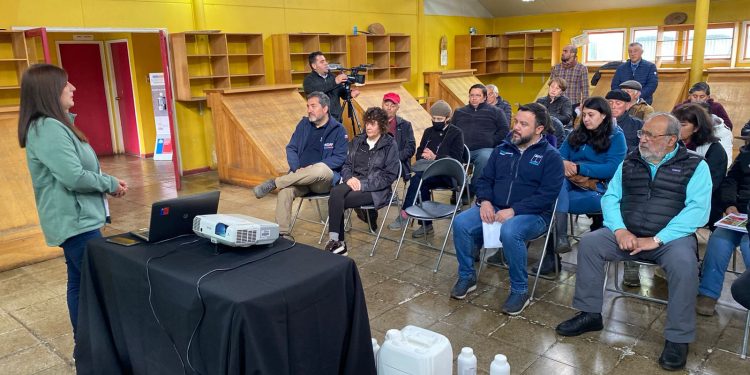 INDAP entrega biofertilizantes a pequeños agricultores de Coyhaique.