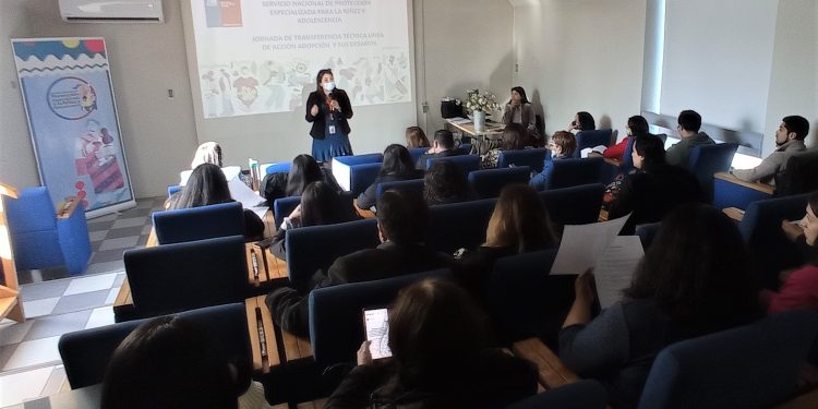 Servicio Mejor Niñez realizó jornada sobre adopción a equipos relacionados con la protección de los derechos de los menores.