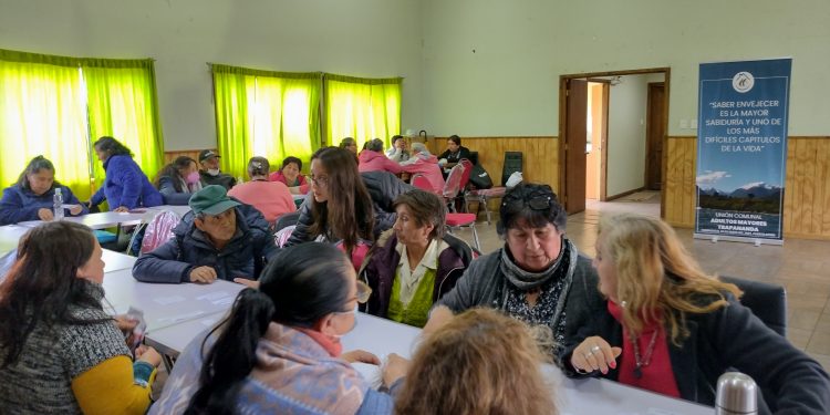 Personas mayores dieron a conocer sus problemas a SENAMA y autoridades regionales en tarde lúdica