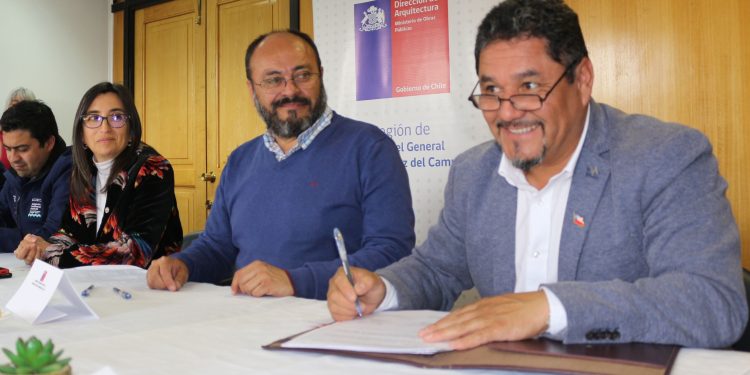 MOP y Municipalidad de Guaitecas firman convenio para materializar diseño de establecimiento educacional en Melinka