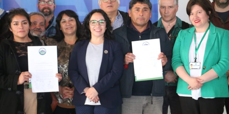 Gobernadora Andrea Macías y pescadores artesanales firman Plan de Acuerdo que aborda la regionalización de los recursos pesqueros