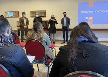 Vecinos de Coyhaique participaron de charla sobre irregularidades en la adquisición de un bien raíz