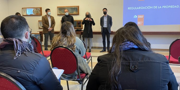 Vecinos de Coyhaique participaron de charla sobre irregularidades en la adquisición de un bien raíz