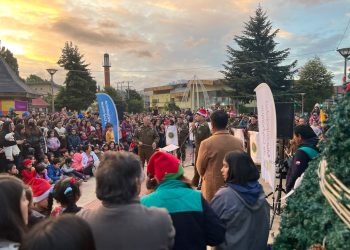 Con iluminación de árbol de Navidad en Plaza del Pionero, se inician las actividades festivas en Coyhaique
