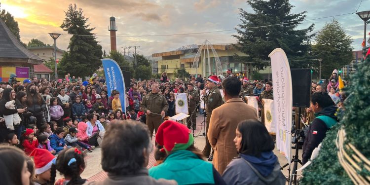 Con iluminación de árbol de Navidad en Plaza del Pionero, se inician las actividades festivas en Coyhaique