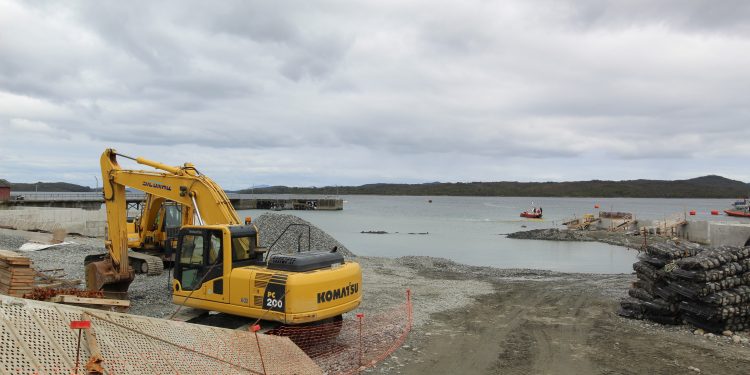 Delegado Rodrigo Araya constata 27% de avance en ampliación de Caleta de Pescadores de Melinka ejecutada por la Dirección de Obras Portuarias del MOP