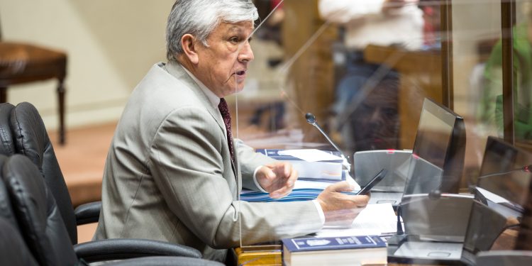Sandoval presentó proyecto de ley para agilizar procesos judiciales vinculados a adultos mayores