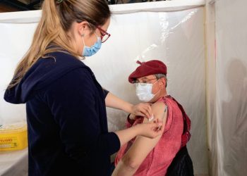 Salud Aysén llama a vacunarse contra covid-19 con dosis bivalente a personas con enfermedades crónicas y tercera edad