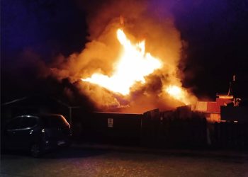 Carabineros rescatan con vida a dos adultos mayores y a un joven desde inmueble en llamas en Coyhaique
