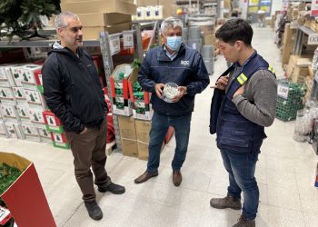 Fiscalizan venta de guirnaldas navideñas para verificar que sólo se vendan productos certificados.