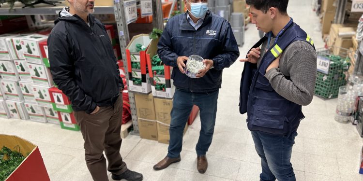 Fiscalizan venta de guirnaldas navideñas para verificar que sólo se vendan productos certificados.