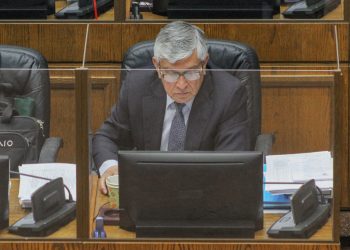 Senador Sandoval presenta proyecto de ley para sancionar a padres o tutores que mantienen a niños en situación de deserción o abandono escolar