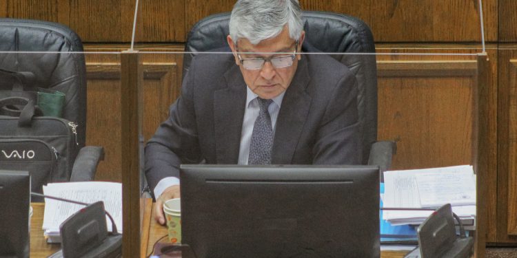 Senador Sandoval presenta proyecto de ley para sancionar a padres o tutores que mantienen a niños en situación de deserción o abandono escolar