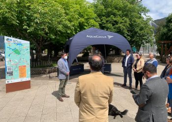 AquaChile entrega tótem turístico a Puerto Aysén