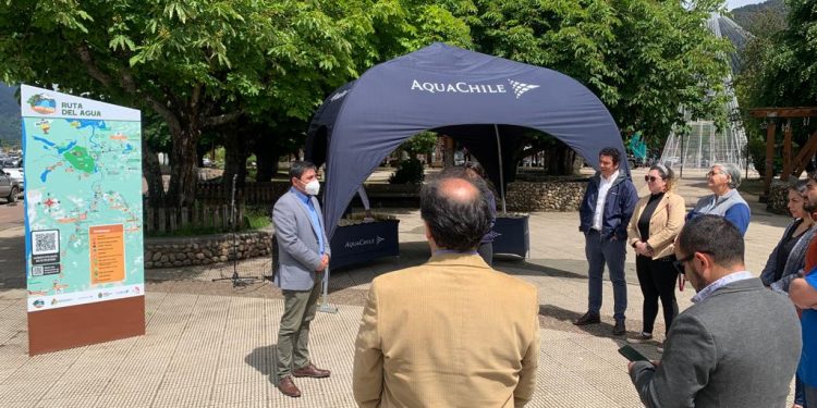 AquaChile entrega tótem turístico a Puerto Aysén