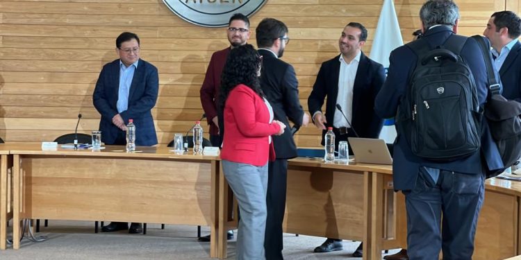 Alcalde de Coyhaique Carlos Gatica y dirigentes comunales valoran compromiso presidencial referente a Educación y Deporte