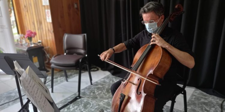 Destacado violonchelista internacional vuelve este 2023 para sorprender a ayseninos/as en “La Ruta de Bach”